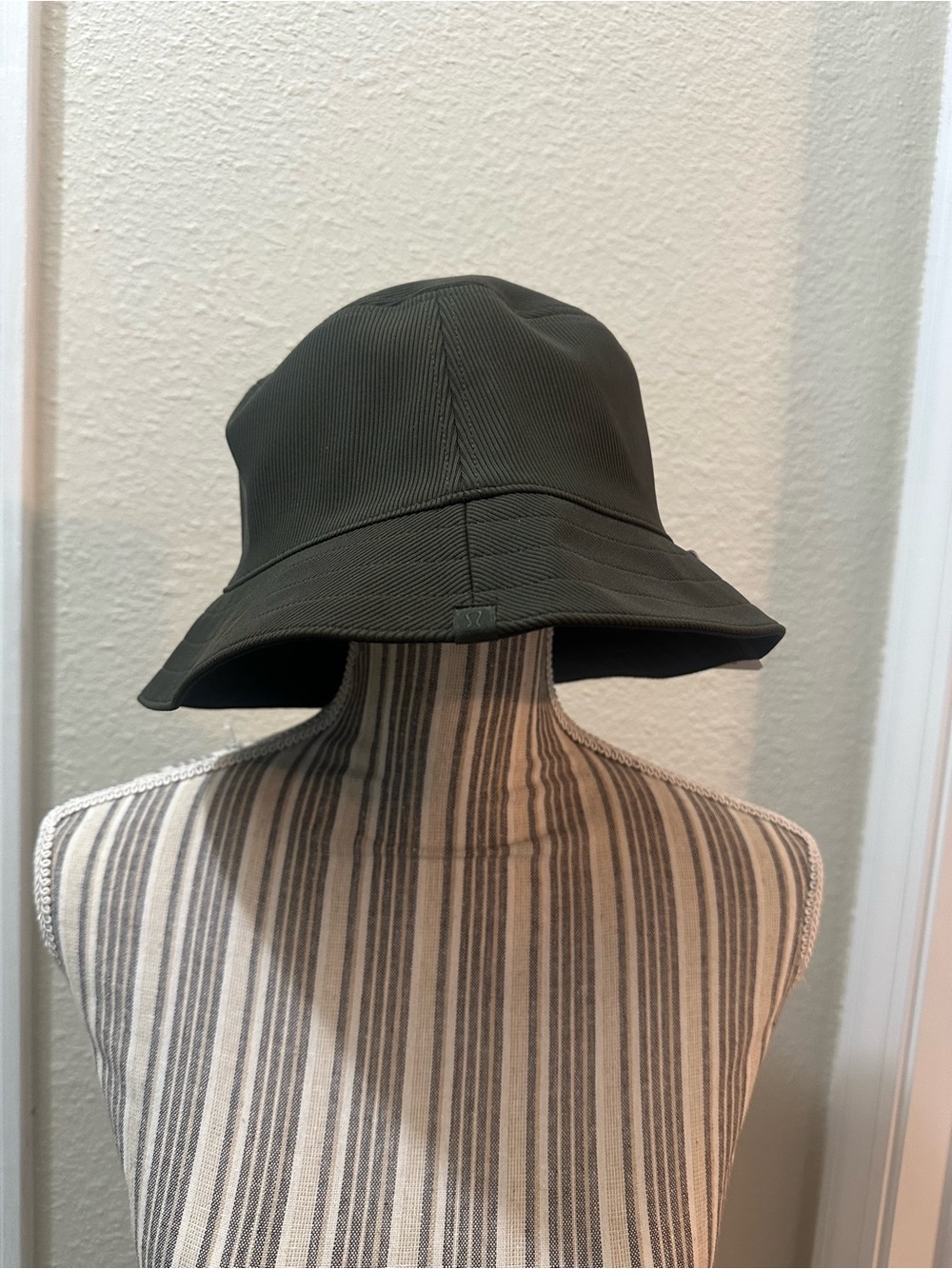 Lululemon REVERSIBLE Ribbed Bucket Hat - Picture 2 of 7